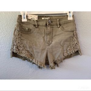 🛍Brand new lace embroidered army green shorts🛍
